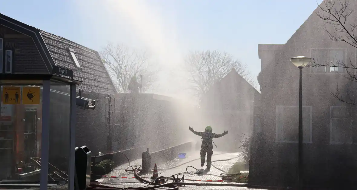 Uitslaande brand richt grote schade aan in woonwijk - Foto 5
