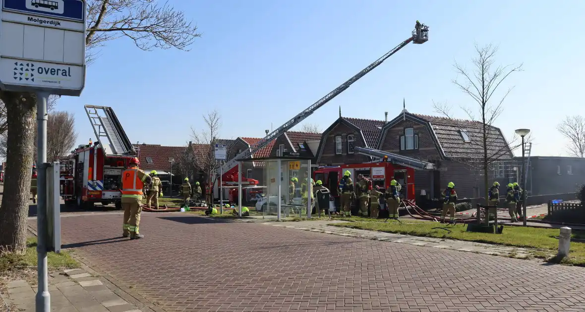 Uitslaande brand richt grote schade aan in woonwijk - Foto 9