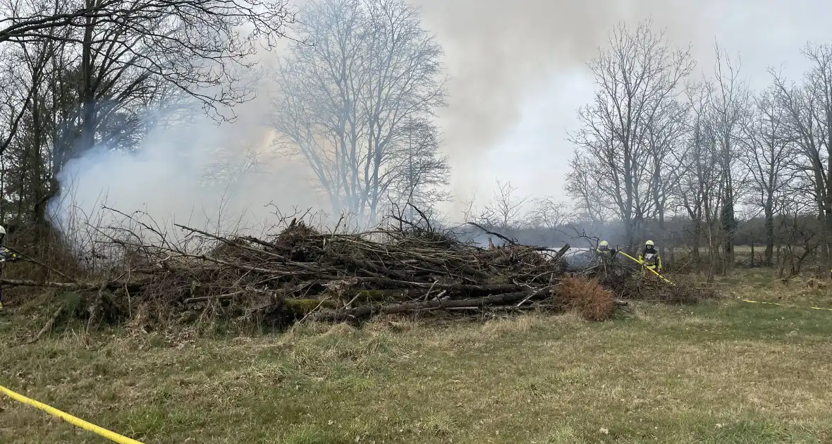 Veel rook bij buitenbrand