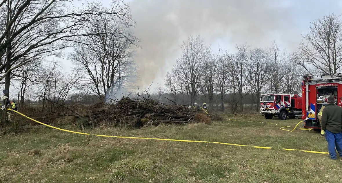 Veel rook bij buitenbrand - Foto 1