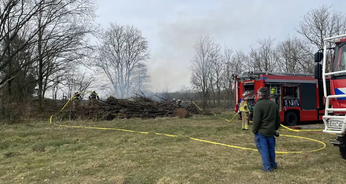 Veel rook bij buitenbrand - Foto 4