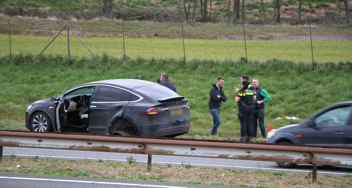 Schade aan Tesla door ongeval - Foto 2