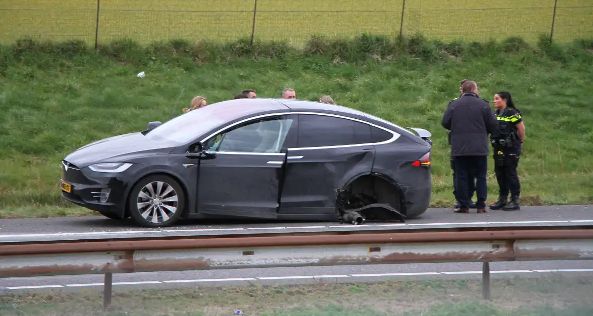 Schade aan Tesla door ongeval - Foto 3