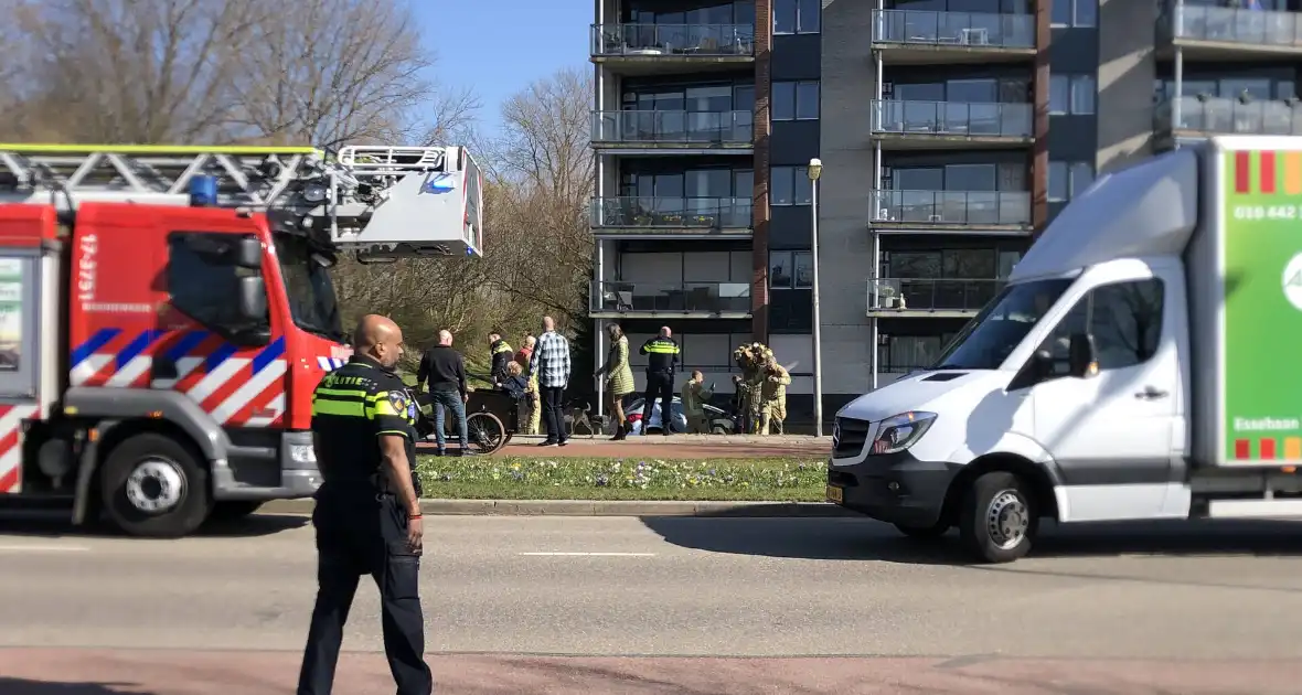 Auto belandt half in sloot - Foto 1