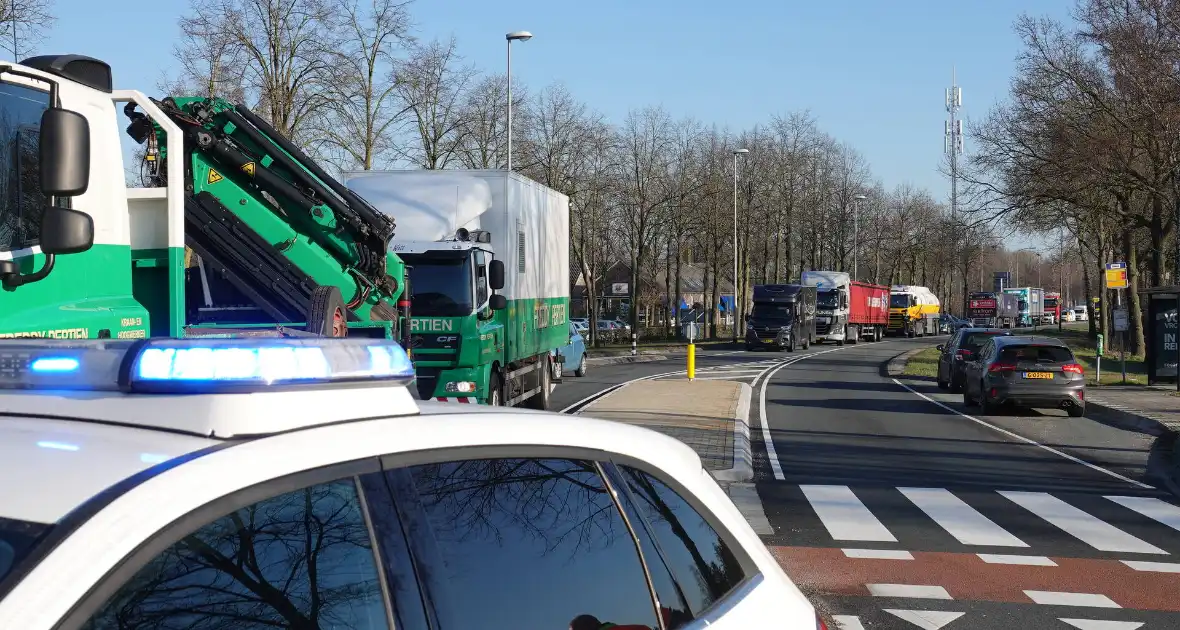 Auto schept e-biker op rotonde - Foto 1