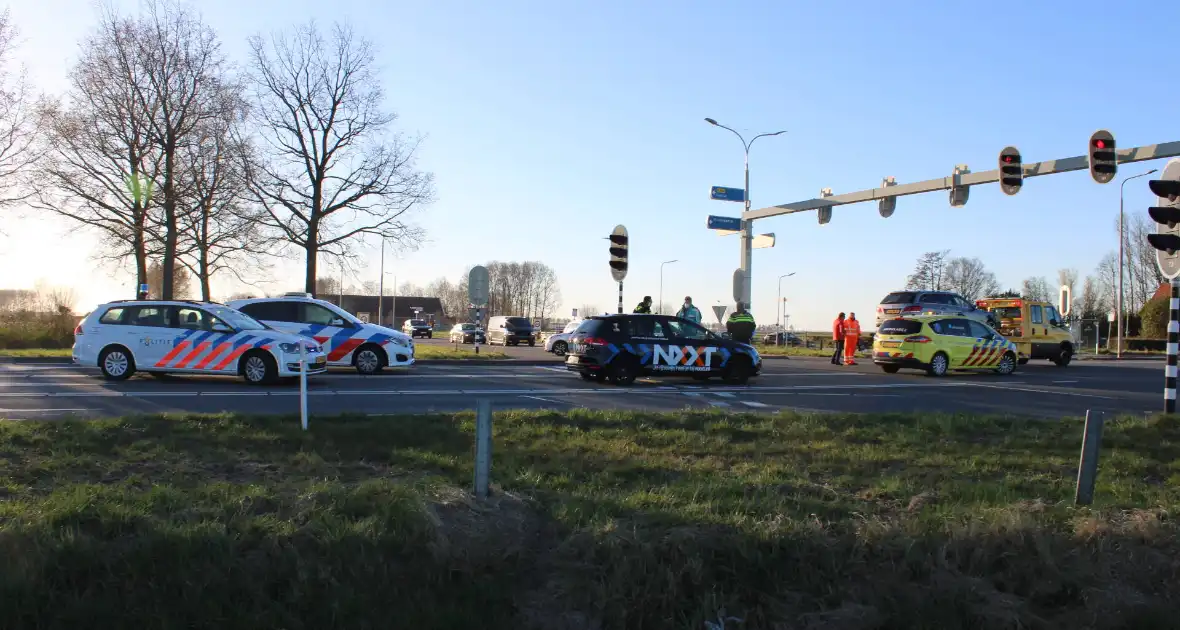 Bestuurder botst op lesauto voor verkeerslichten