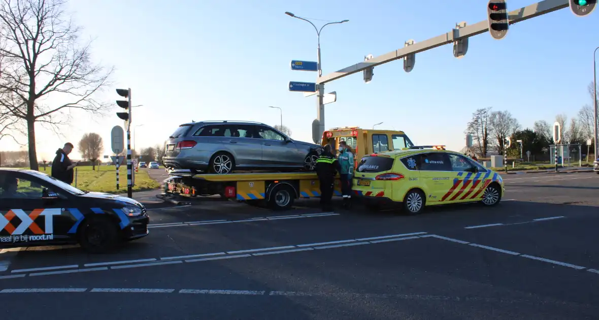 Bestuurder botst op lesauto voor verkeerslichten - Foto 2