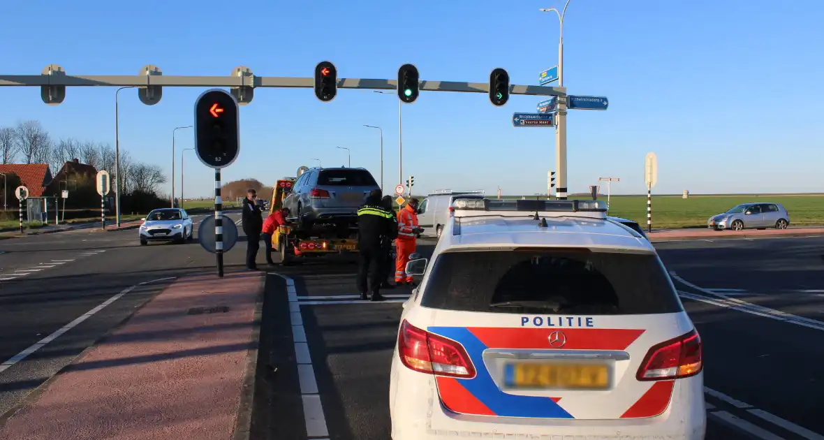 Bestuurder botst op lesauto voor verkeerslichten - Foto 3