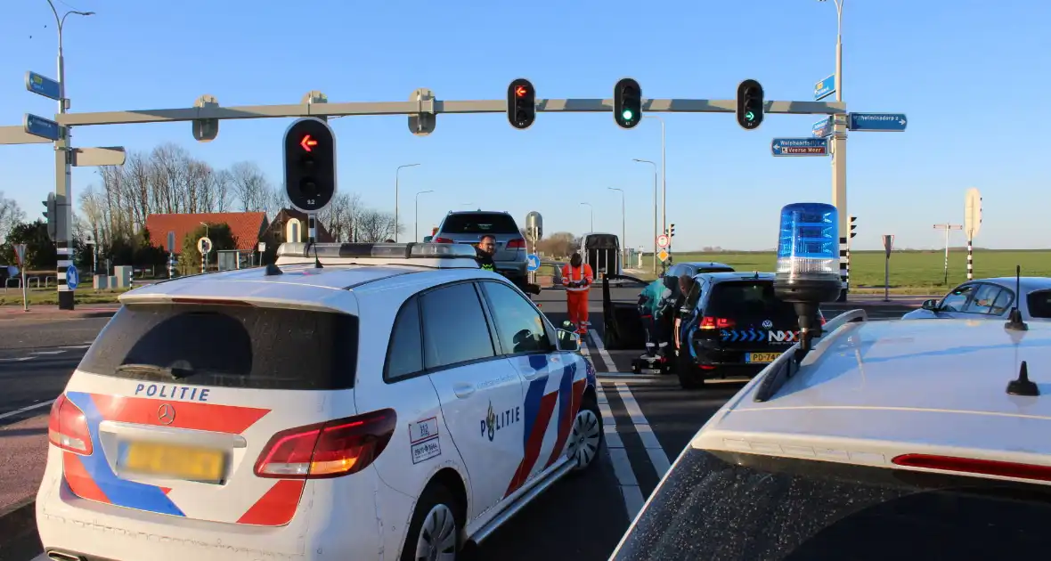 Bestuurder botst op lesauto voor verkeerslichten - Foto 4