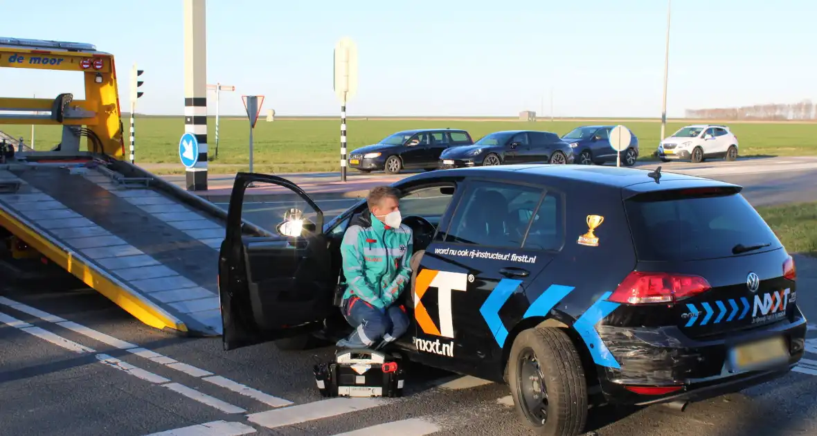 Bestuurder botst op lesauto voor verkeerslichten - Foto 6