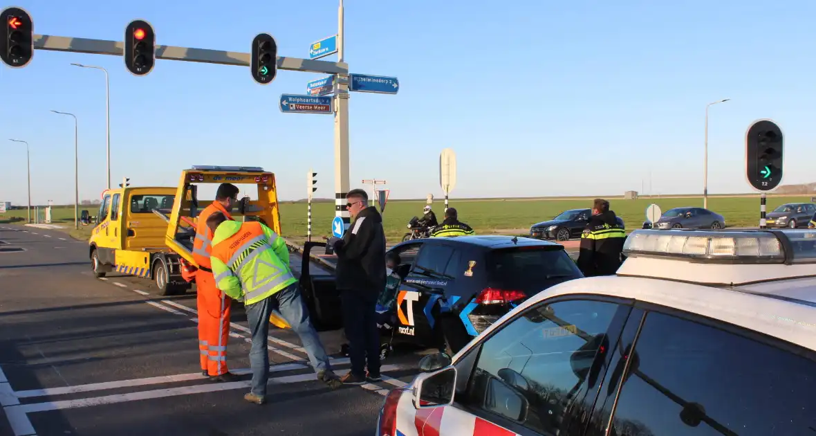 Bestuurder botst op lesauto voor verkeerslichten - Foto 8