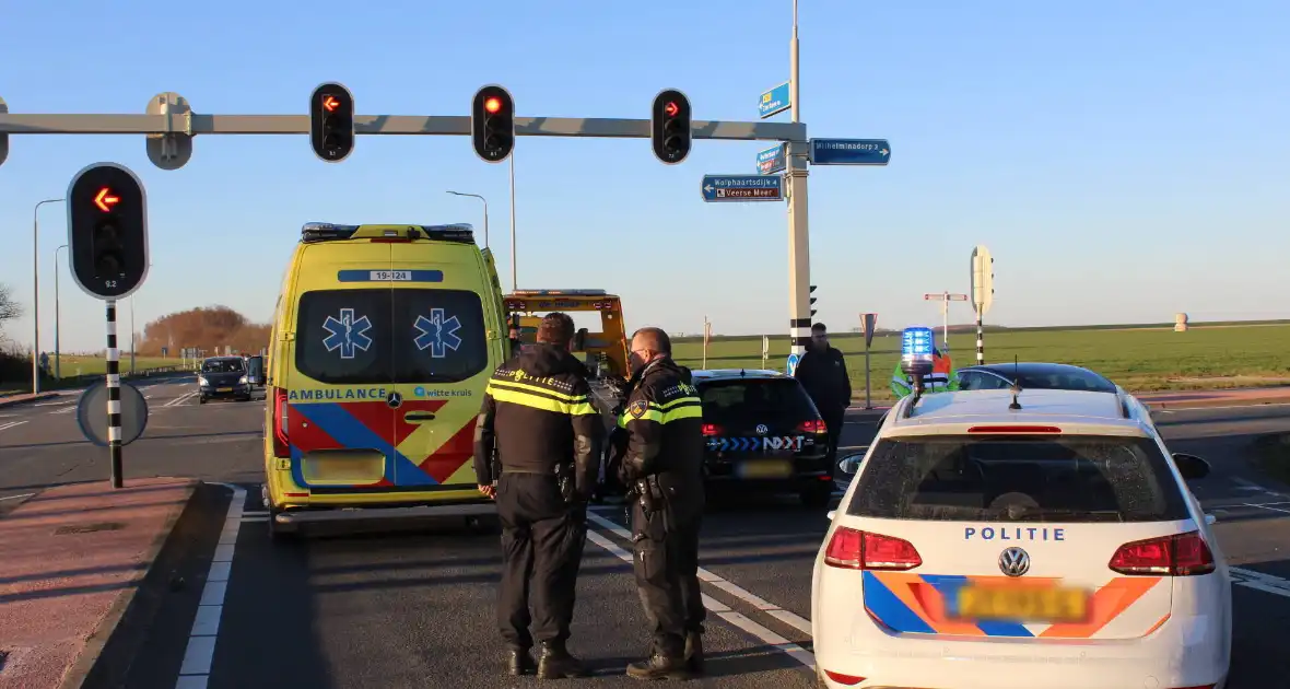 Bestuurder botst op lesauto voor verkeerslichten - Foto 9