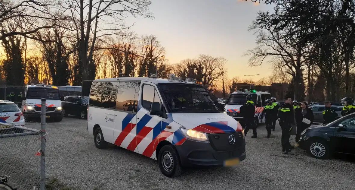 Mobiele eenheid groot aanwezig bij uitloop voetbalwedstrijd