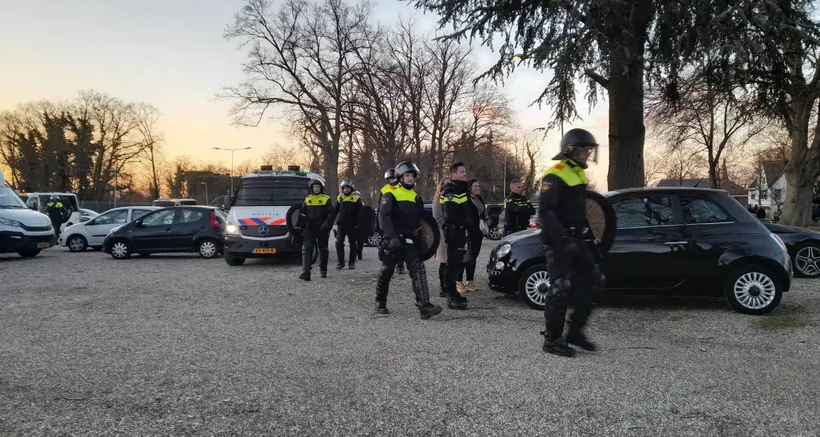 Mobiele eenheid groot aanwezig bij uitloop voetbalwedstrijd - Foto 1