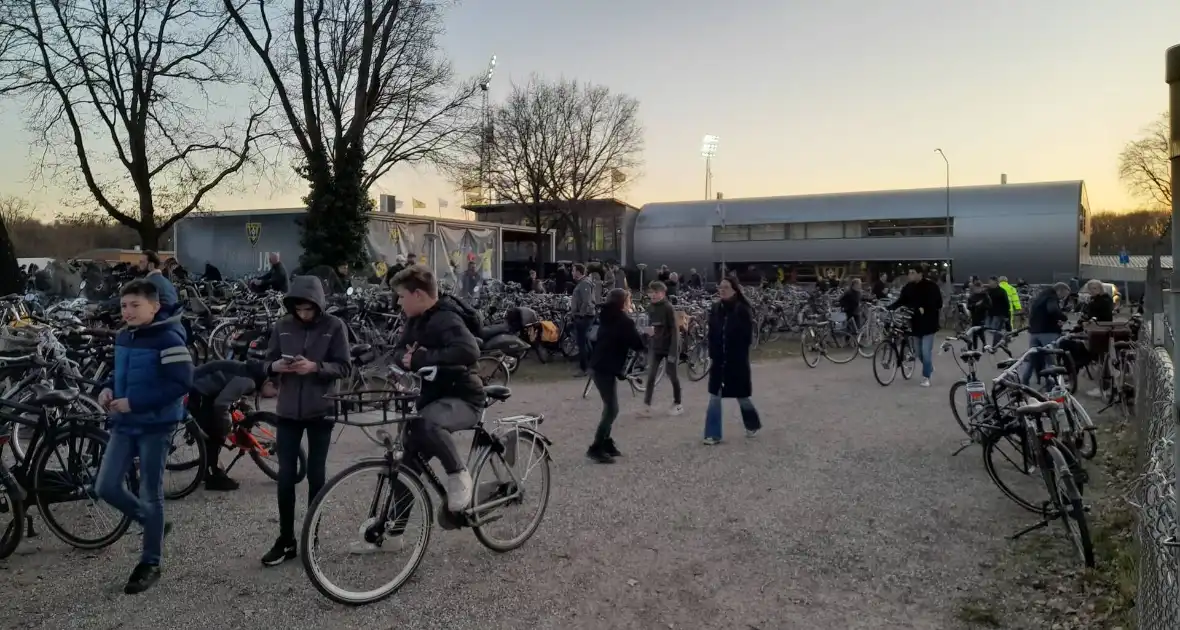 Mobiele eenheid groot aanwezig bij uitloop voetbalwedstrijd - Foto 10