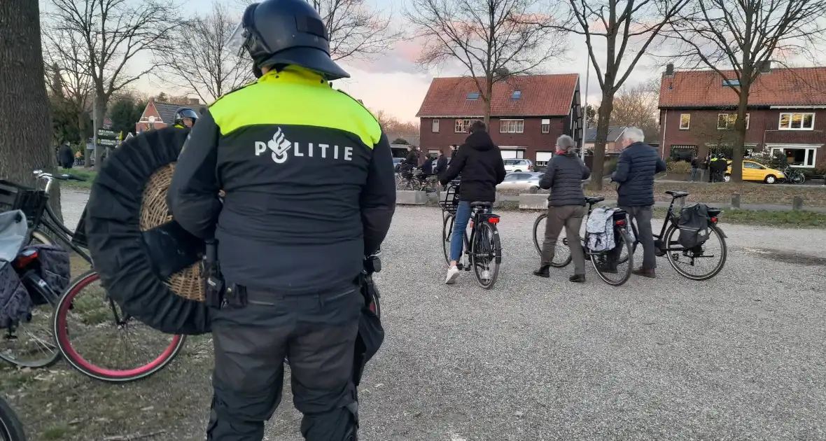 Mobiele eenheid groot aanwezig bij uitloop voetbalwedstrijd - Foto 11