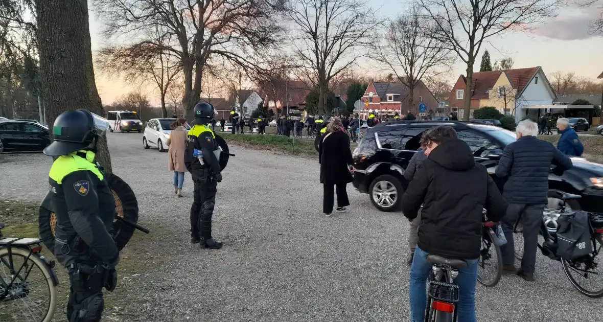 Mobiele eenheid groot aanwezig bij uitloop voetbalwedstrijd - Foto 12