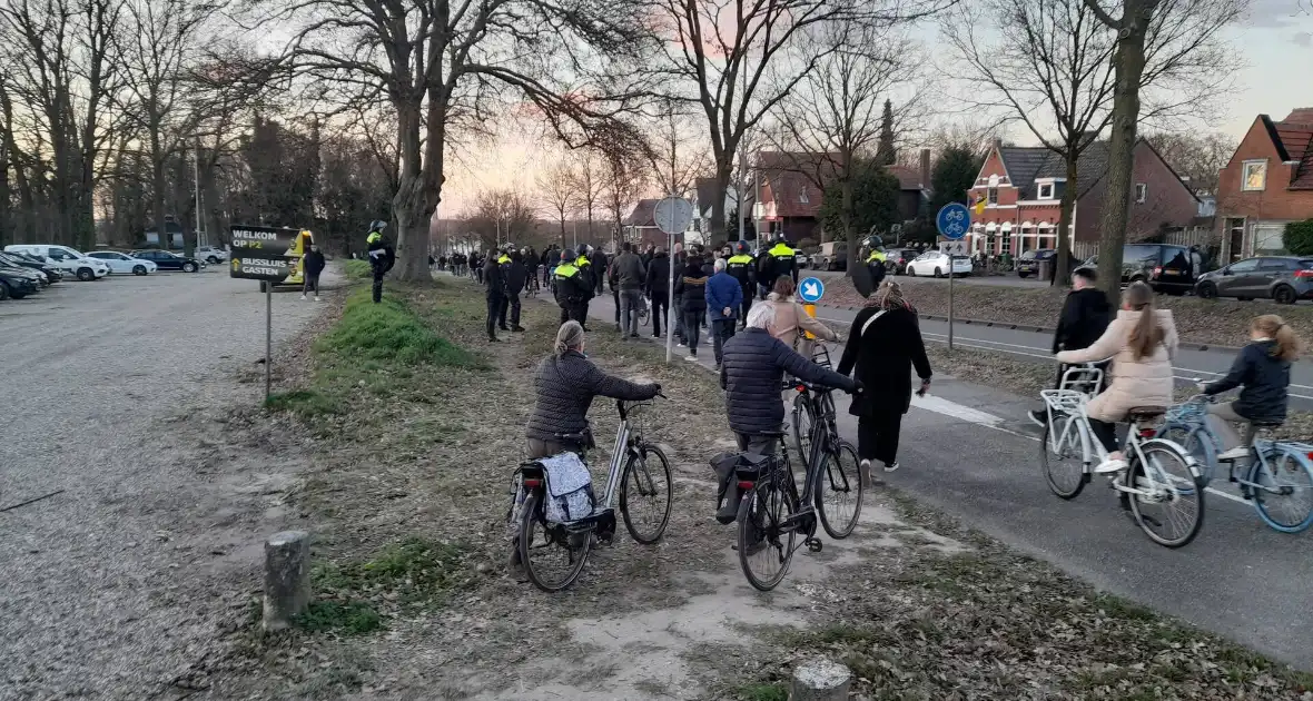 Mobiele eenheid groot aanwezig bij uitloop voetbalwedstrijd - Foto 13