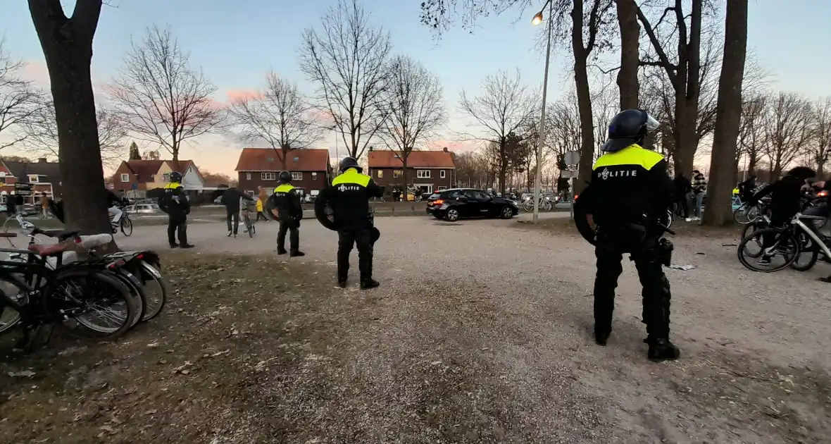 Mobiele eenheid groot aanwezig bij uitloop voetbalwedstrijd - Foto 14