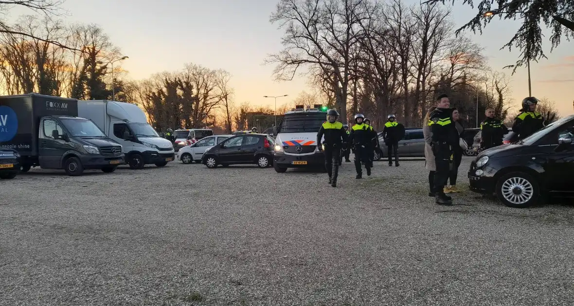 Mobiele eenheid groot aanwezig bij uitloop voetbalwedstrijd - Foto 2