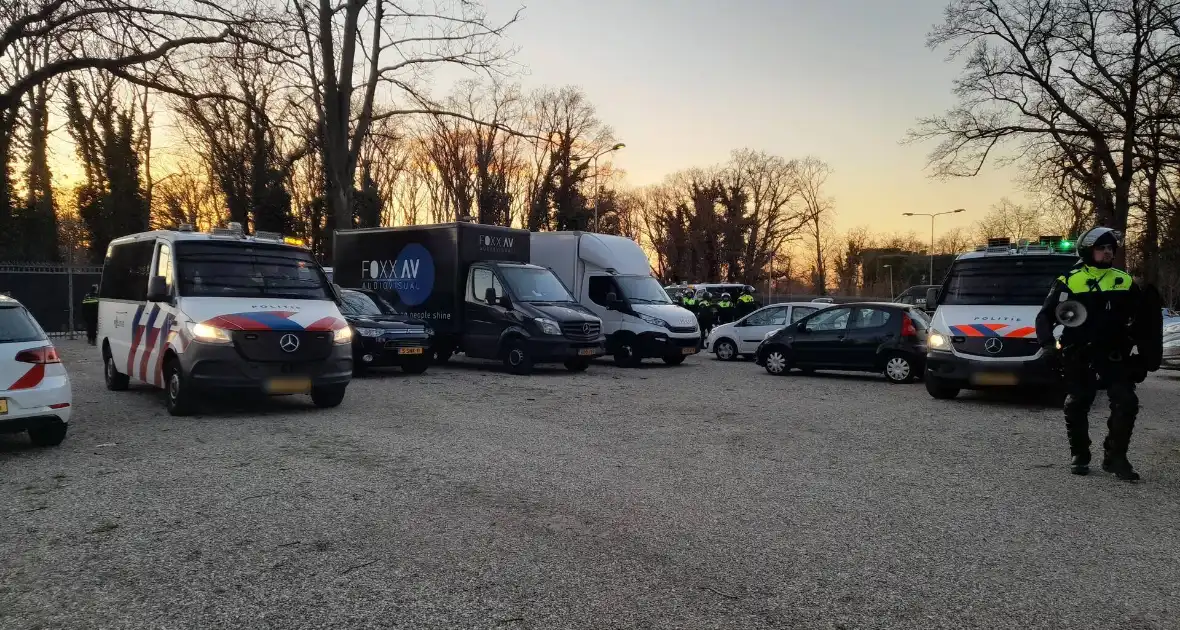 Mobiele eenheid groot aanwezig bij uitloop voetbalwedstrijd - Foto 3