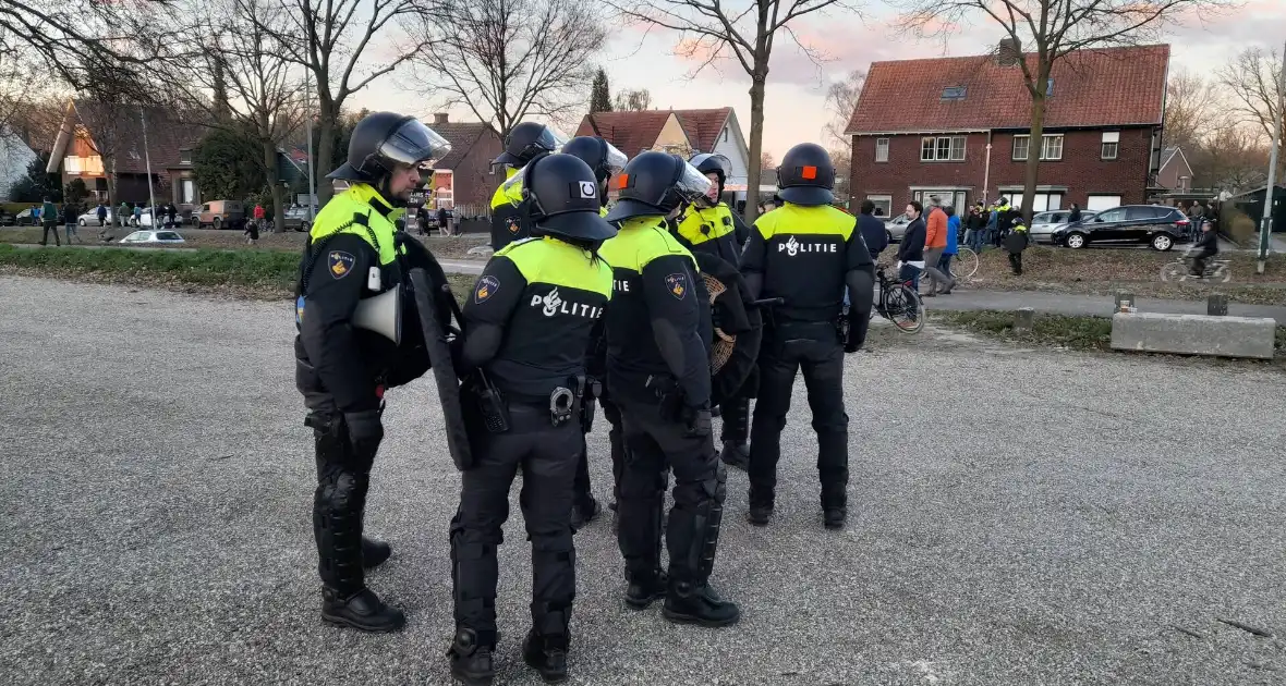 Mobiele eenheid groot aanwezig bij uitloop voetbalwedstrijd - Foto 5