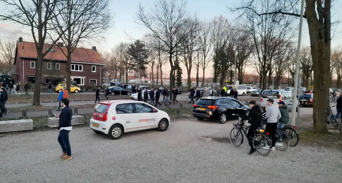 Mobiele eenheid groot aanwezig bij uitloop voetbalwedstrijd - Foto 6