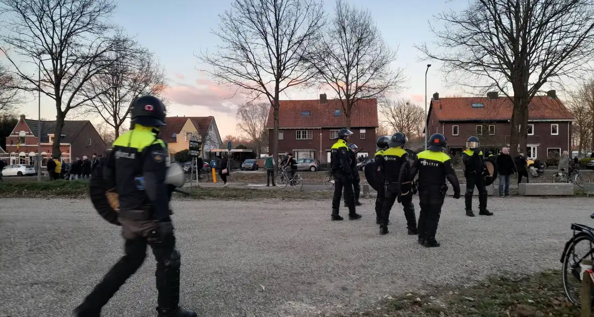 Mobiele eenheid groot aanwezig bij uitloop voetbalwedstrijd - Foto 7