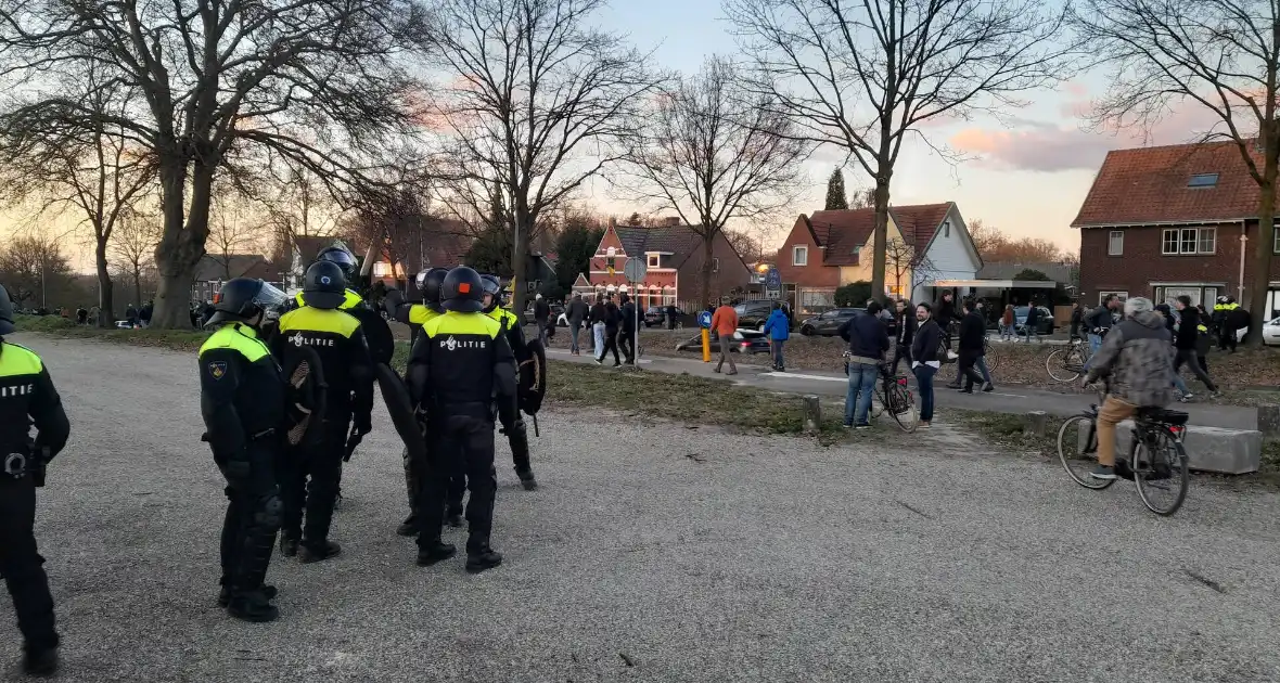 Mobiele eenheid groot aanwezig bij uitloop voetbalwedstrijd - Foto 8