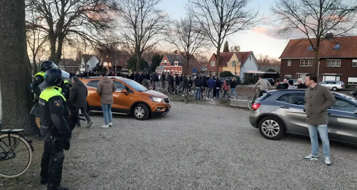 Mobiele eenheid groot aanwezig bij uitloop voetbalwedstrijd - Foto 9