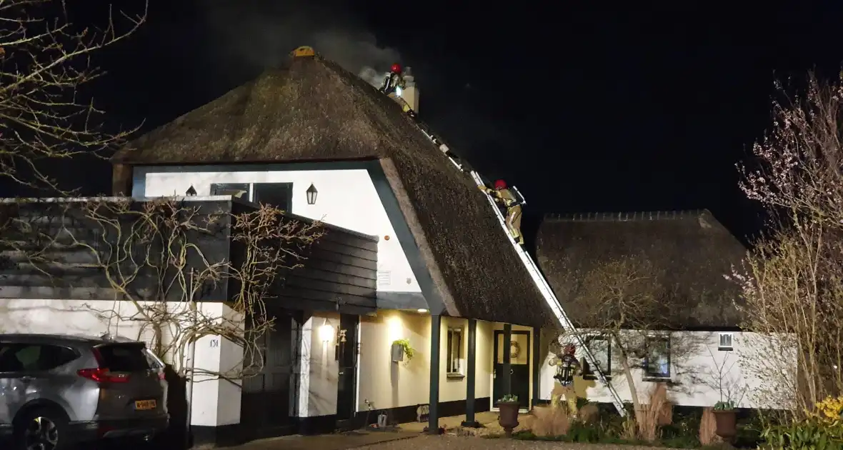 Brand in dak van villa met rietendak - Foto 2