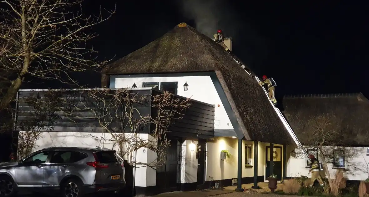 Brand in dak van villa met rietendak - Foto 3