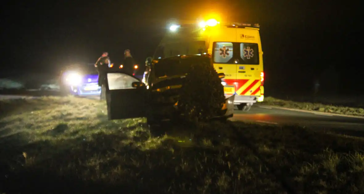 Flinke schade aan auto door botsing tegen boom