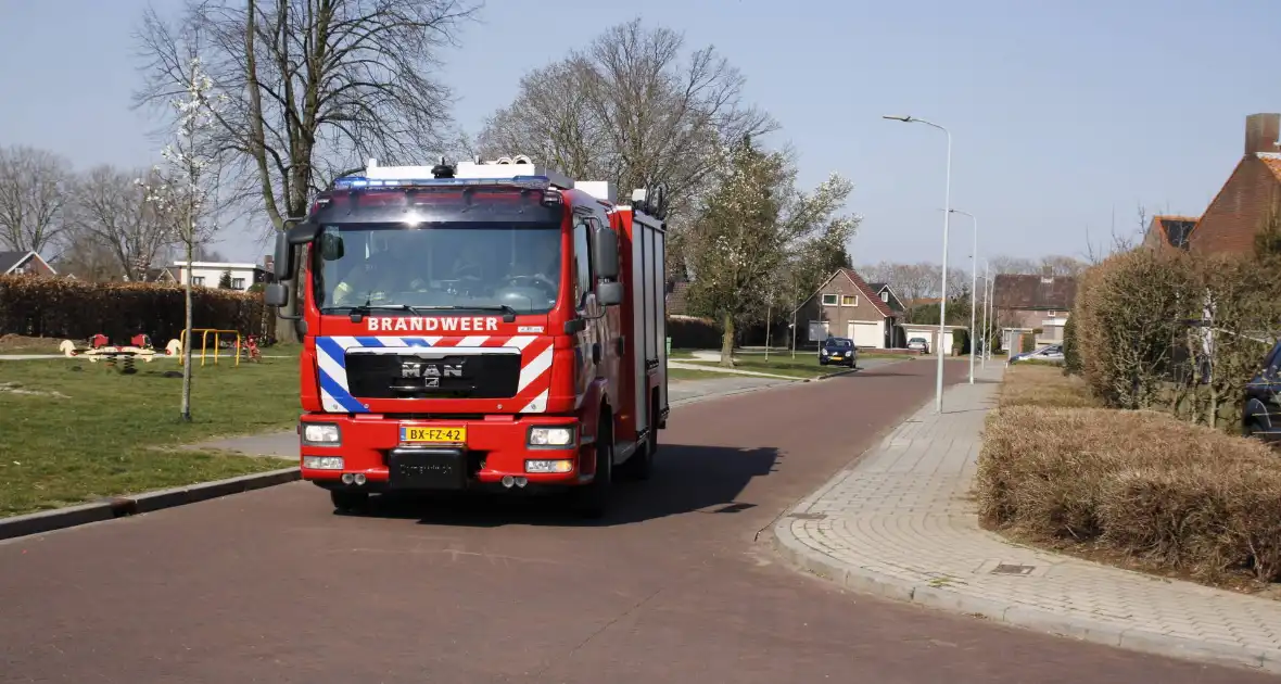 Onkruidbrander zet heg in brand - Foto 2