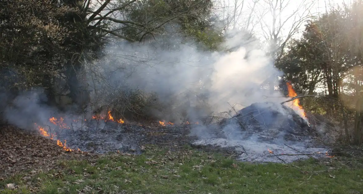 Flinke rookontwikkeling vanwege brand in grashoop - Foto 2