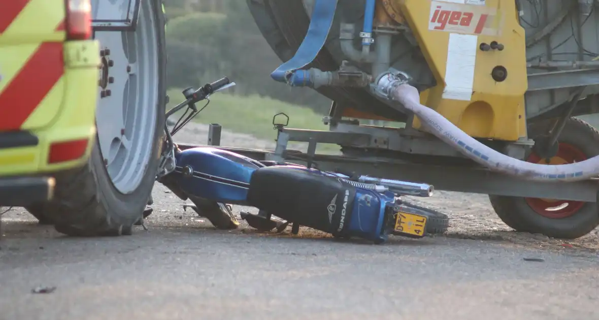 Persoon ernstig gewond bij aanrijding met tractor - Foto 13