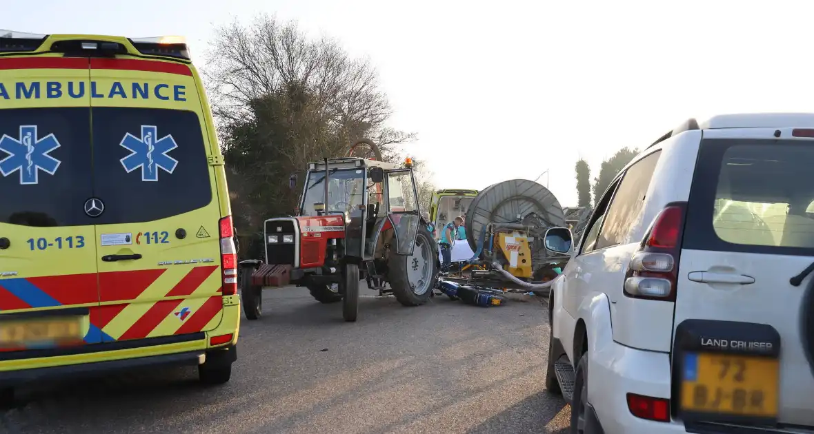 Persoon ernstig gewond bij aanrijding met tractor - Foto 2
