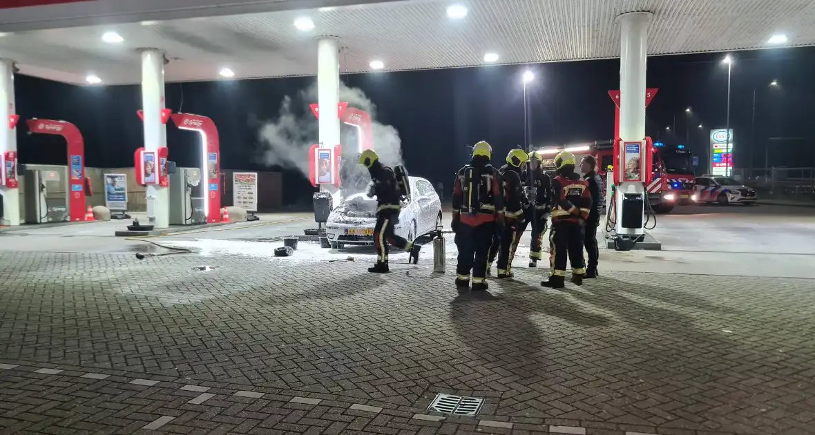 Auto vliegt in brand bij Esso tankstation - Foto 1