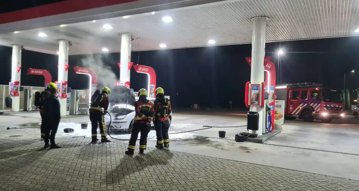 Auto vliegt in brand bij Esso tankstation - Foto 2