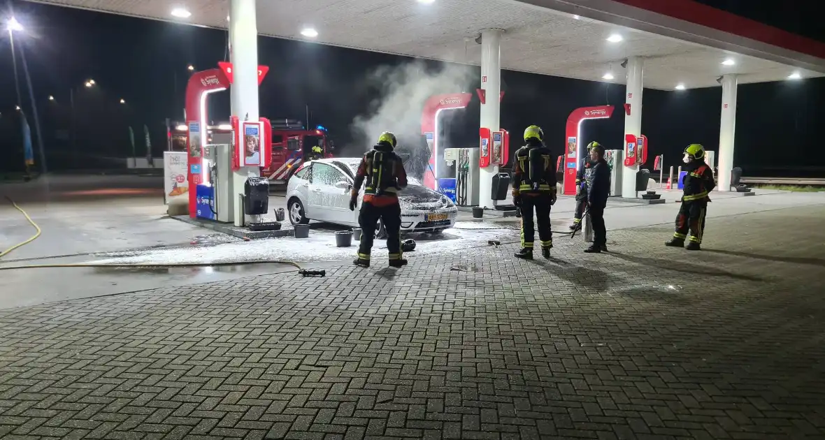Auto vliegt in brand bij Esso tankstation - Foto 3
