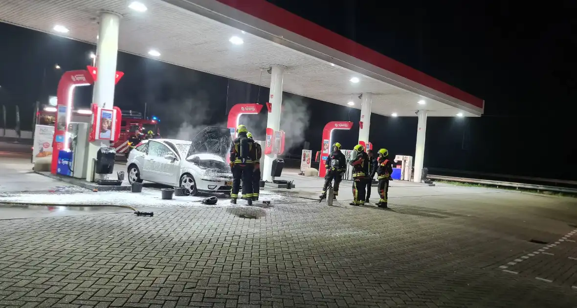 Auto vliegt in brand bij Esso tankstation - Foto 4
