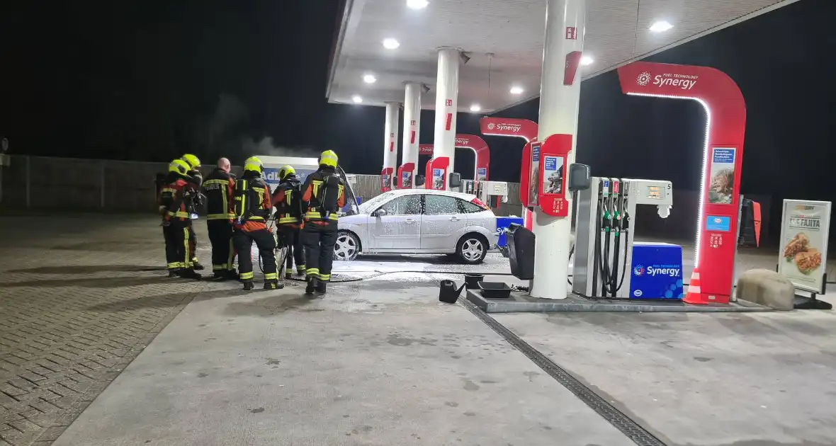 Auto vliegt in brand bij Esso tankstation - Foto 5