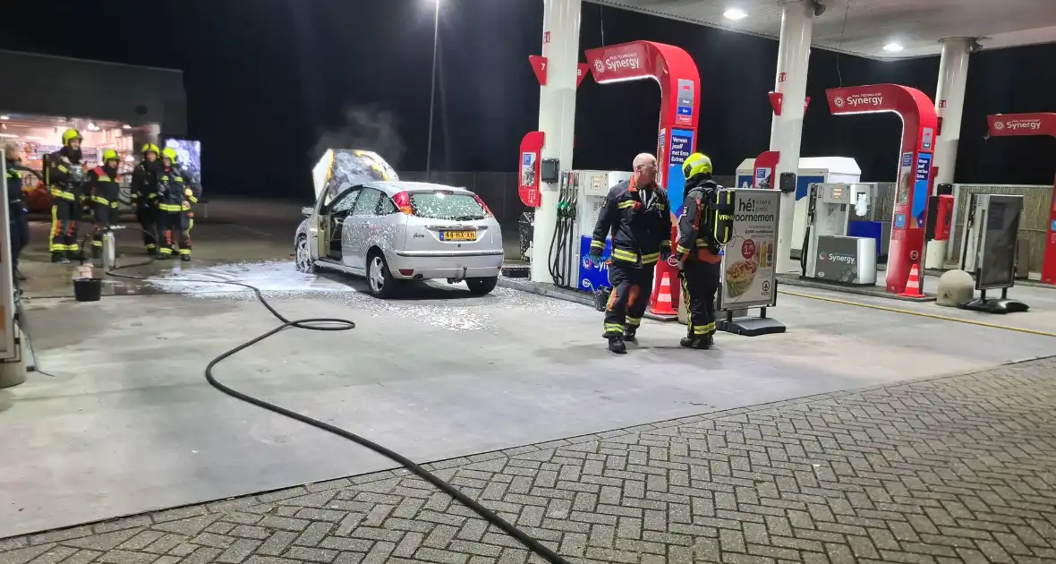 Auto vliegt in brand bij Esso tankstation - Foto 6