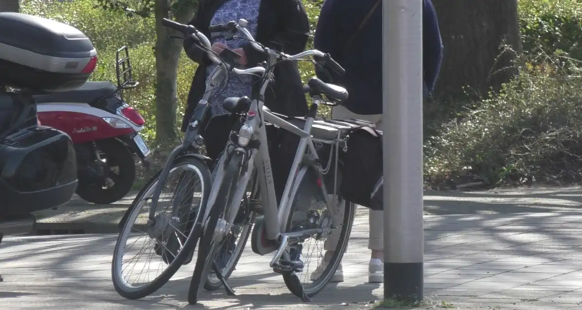 Gewonde na ongeval tussen twee fietsers - Foto 1