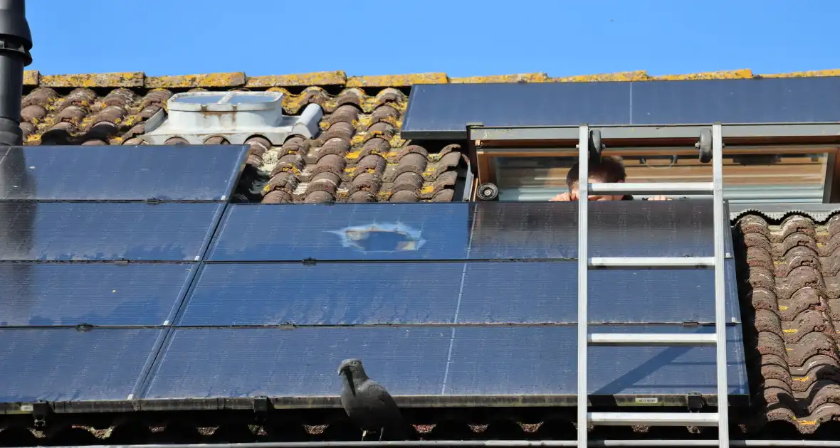 Brand op dak door zonnepanelen - Foto 2