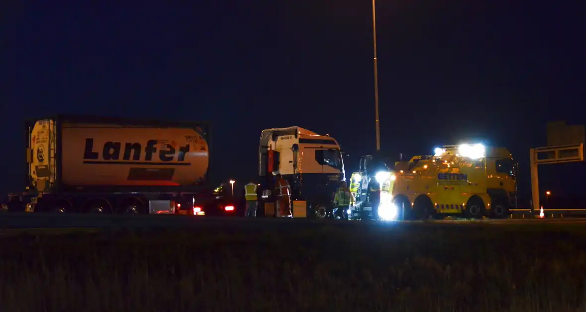 Automobiliste (88) overleden bij aanrijding met vrachtwagen - Foto 1