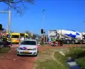 Fietsster ernstig gewond bij botsing met vrachtwagen
