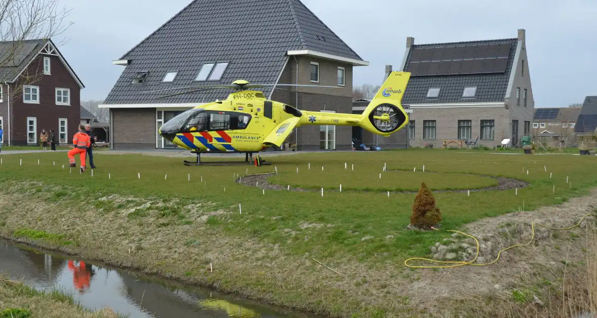 Trauma- en politiehelikopter landen voor incident in woning - Foto 4