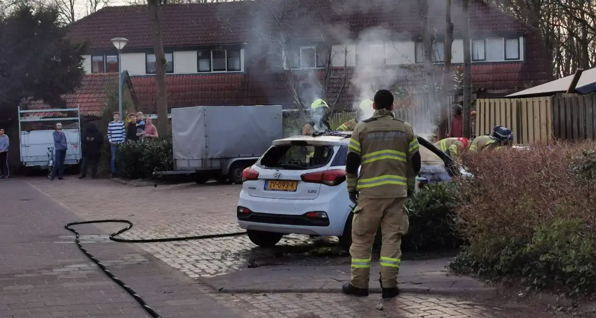 Brandweer blust flinke brand in personenauto - Foto 1