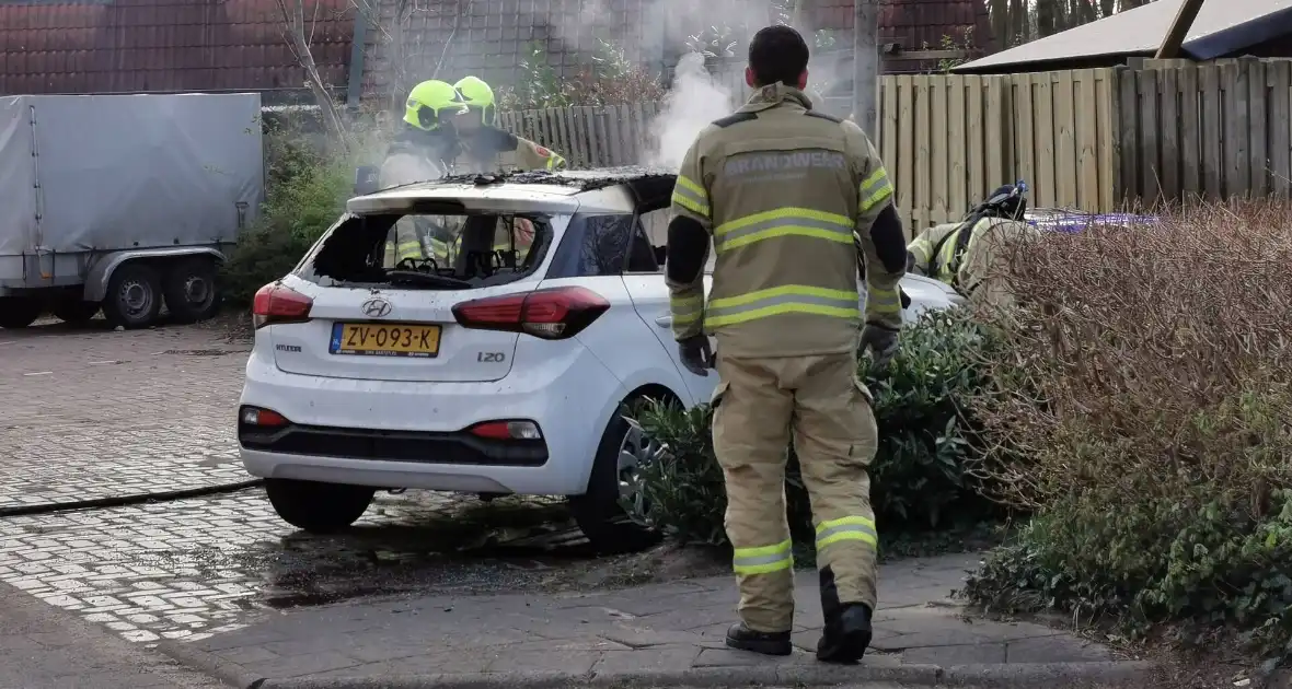 Brandweer blust flinke brand in personenauto - Foto 2